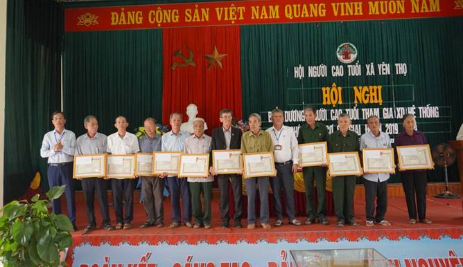 https://nhuthanh.thanhhoa.gov.vn/portal/Photos/2024-05/65a9a5356723b61dHOI%20NGUOI%20CAO%20TUOI%20YEN%20THO.jpg